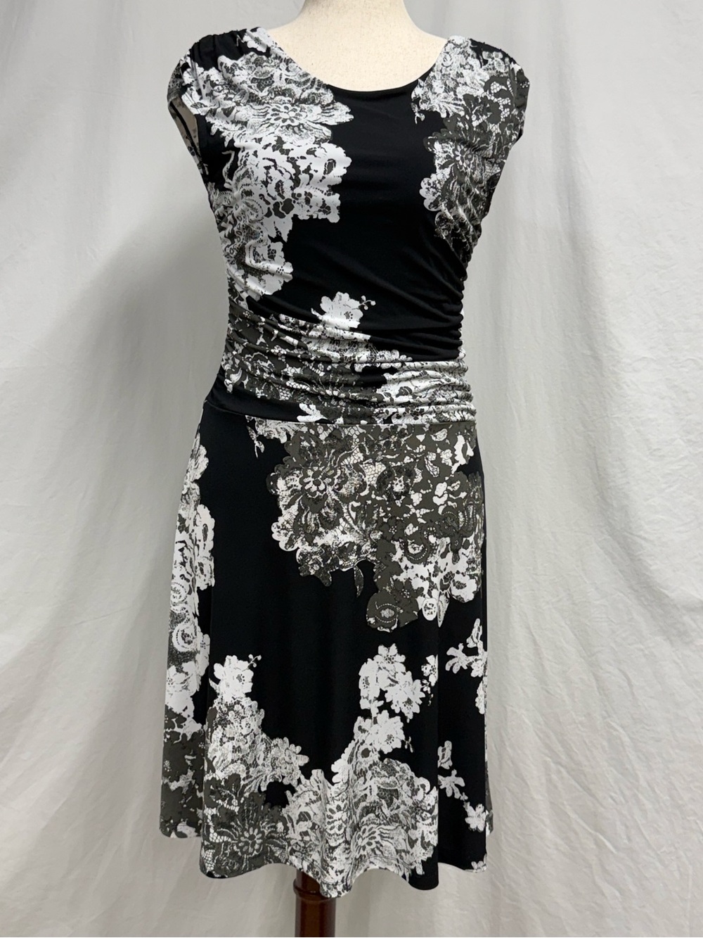 Lace Print Stretchy Dress in Black & White Floral